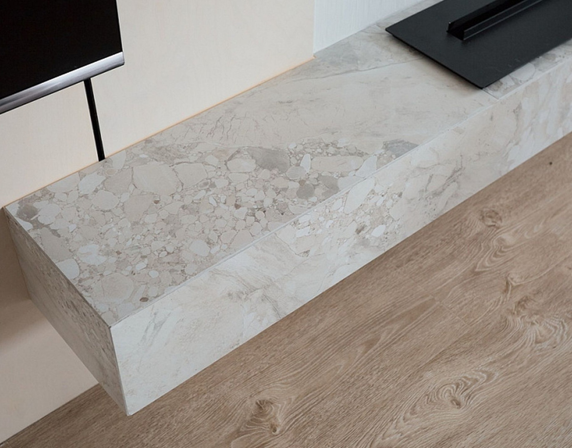 Гостиная с окном в потолке